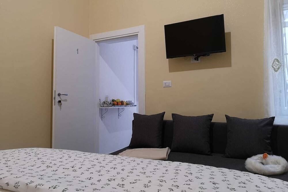B&B in Central taranto with private bathroom and cromoterapy in Taranto, Golf von Tarent
