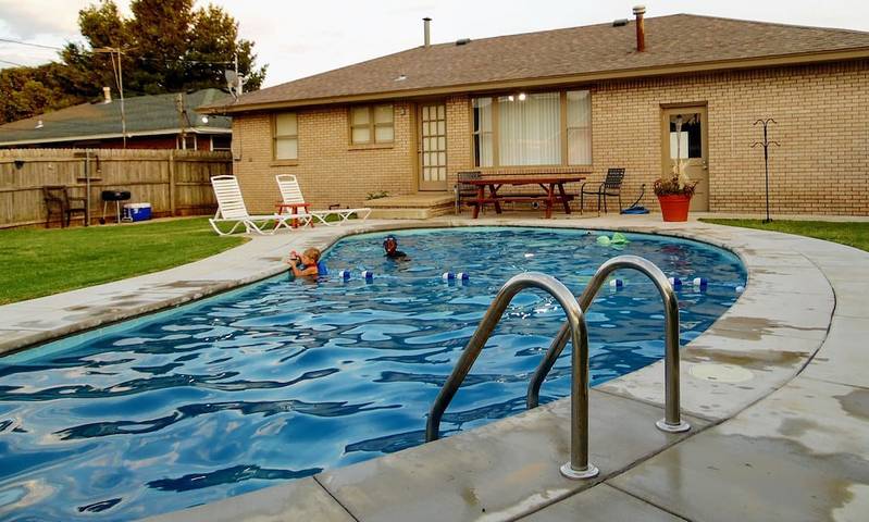Vacation rental for 10 people, with hot tub and yard, with pets in Oklahoma City