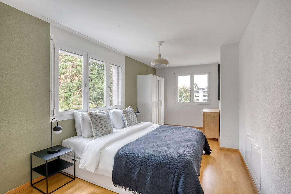 Entire apartment, Airy Leimbach 4.5 Room w/ Storage & W/D, 5 min to Market, by Blueground in Zurich, Zurich district