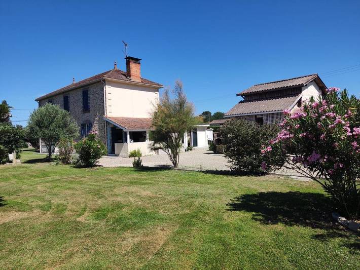 Location de vacances pour 2 personnes, avec piscine et jardin ainsi que terrasse et vue à Aillas - 2
