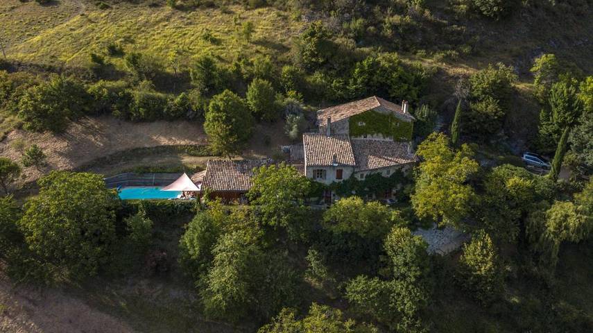 Location de vacances pour 12 personnes, avec piscine ainsi que jardin et vue à Eygluy-Escoulin