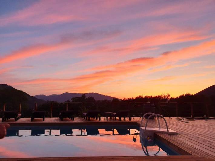 Location de vacances pour 5 personnes, avec Terrasse et Jacuzzi ainsi que Jardin et Piscine à Montory