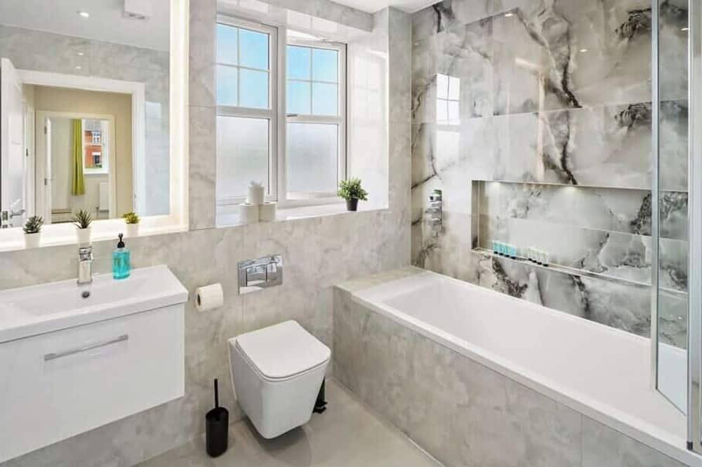 Large House, Contractors/Families, 2X Free Parking in Rushmoor, Hampshire