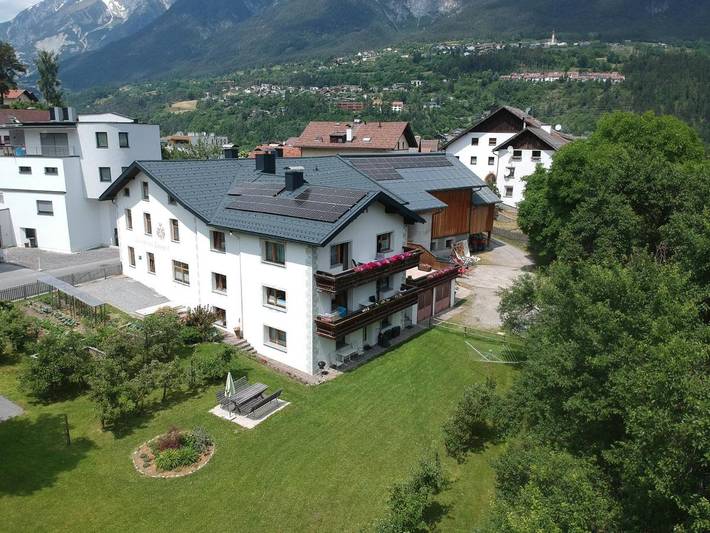 Ferienwohnung für 2 Personen, mit Terrasse und Garten sowie Ausblick in Landeck