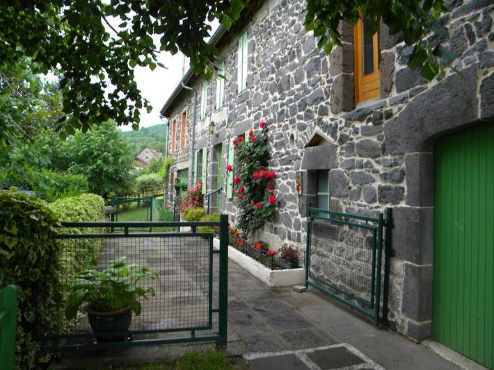 Gîte pour 12 personnes, avec jardin et terrasse, animaux acceptés dans le Puy-de-Dôme - 2