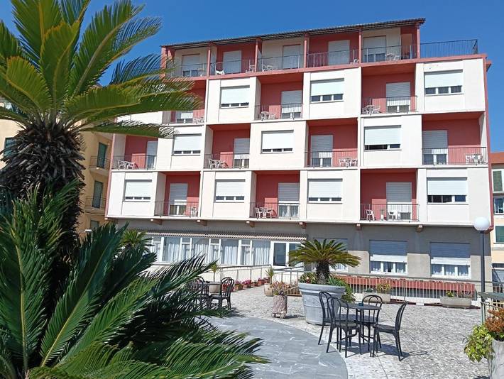 Hôtel pour 3 personnes, avec terrasse ainsi que jardin et vue