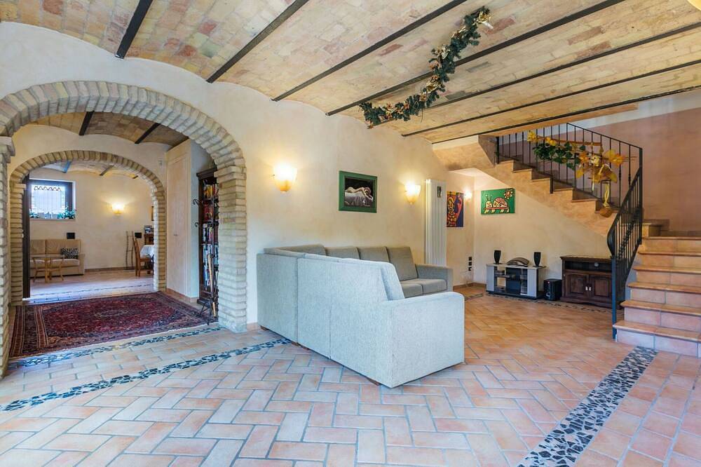 Caratteristica villa indipendente per 4 persone con terrazza e vista panoramica in Castorano, Provincia di Ascoli Piceno