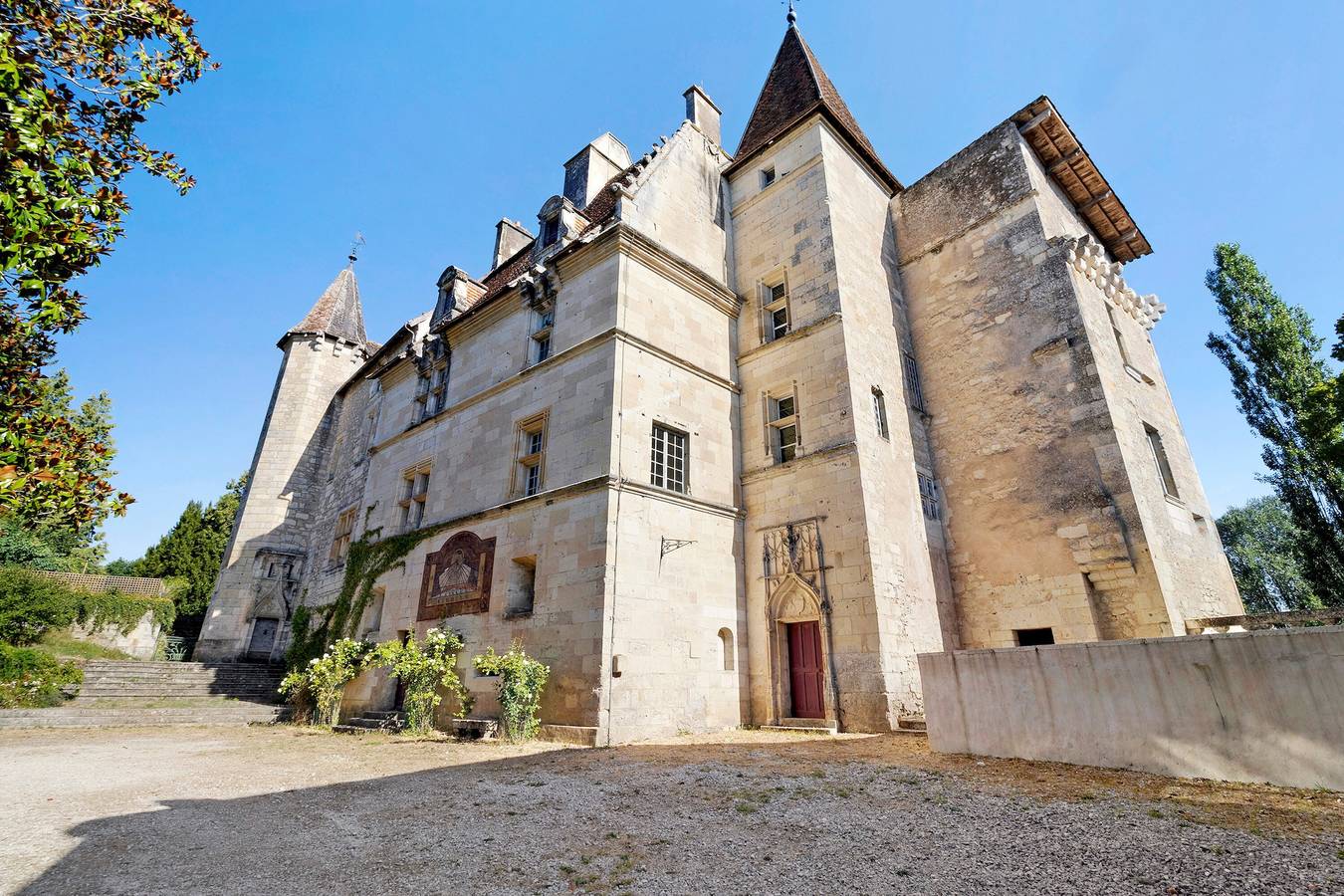 Explorer’s Room at Château de Château l'Evêque in Château-l'Évêque, Périgord Blanc