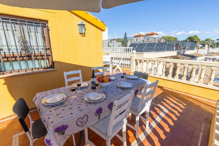 Location de vacances pour 6 personnes, avec terrasse et jardin dans La Marina - 3