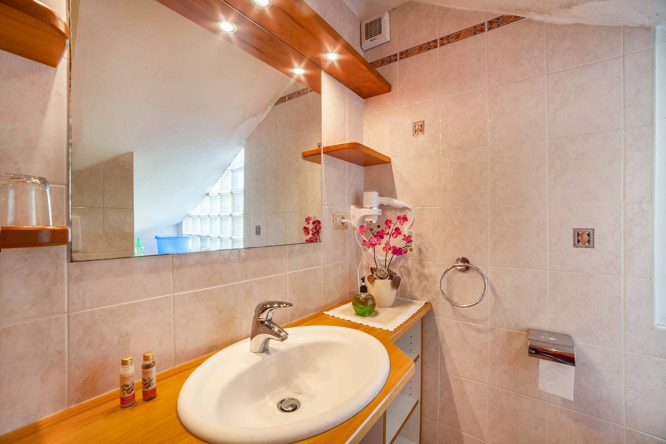 Appartamento intero, Appartamento "Adang Ferienwohnung Etschtal" con vista sulle montagne, giardino e Wi-Fi in Comune di Tirolo, Val Passiria
