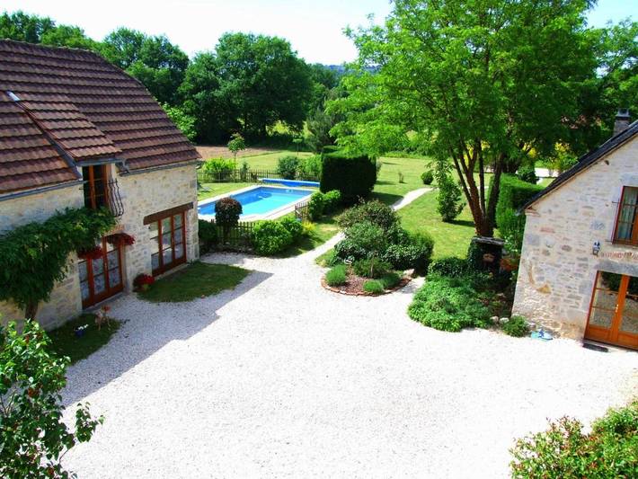 Location de vacances pour 4 personnes, avec piscine ainsi que vue et jardin à Meyronne