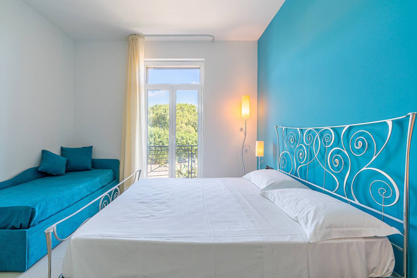 Camera 'Echoes - Tripla con Balcone' con Vista Mare, Wi-Fi e Aria Condizionata in Marzamemi, Pachino