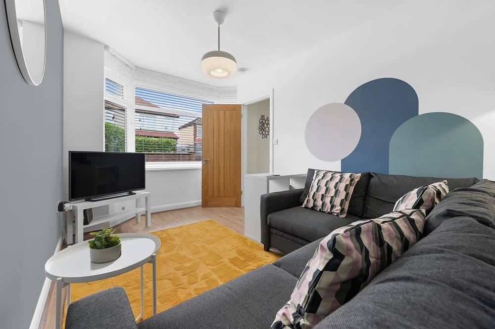 Modern 3 bed home ideally located close to Coventry City Centre, w/parking in Coventry, Birmingham Area