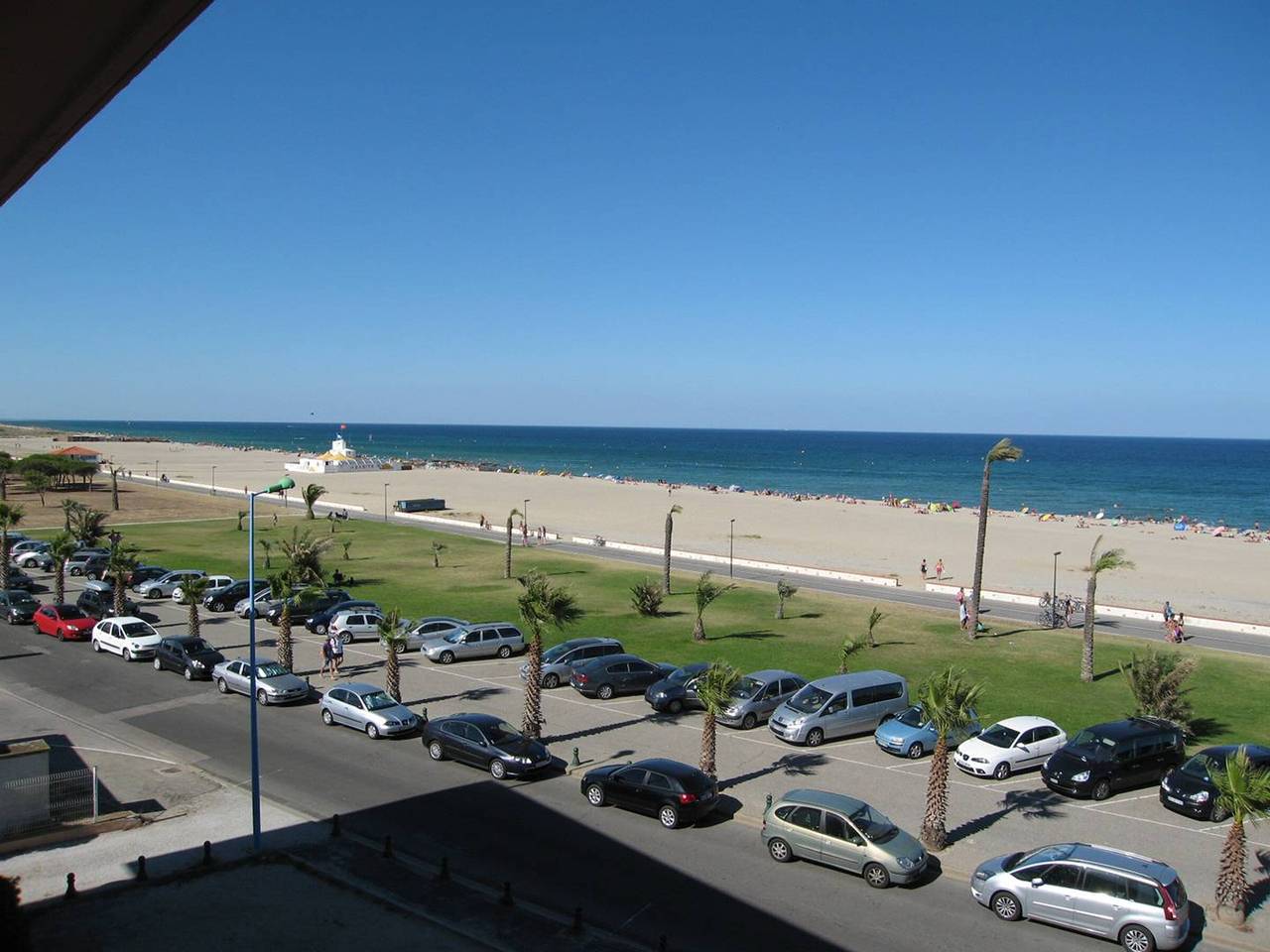 Appartement entier, Appartement T2 rénové, 4 couchages, parking, face plage, centre de Saint-Cyprien in Saint-Cyprien-Plage, Saint-Cyprien