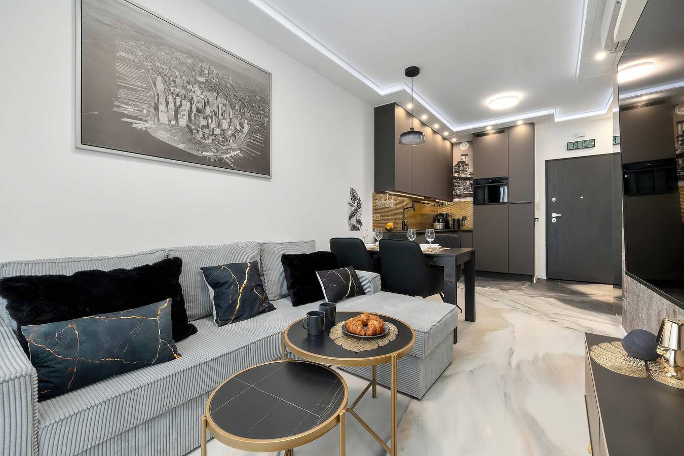Ganze Wohnung, Stylish Apartment with Parking | Balcony | Air Conditioning | By the River in Stettin, Baltic Sea Pomerania
