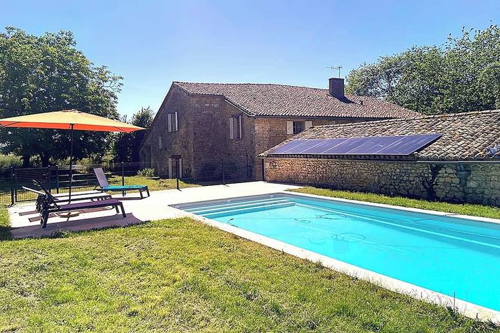 Location de vacances pour 10 personnes, avec piscine à Ronsenac