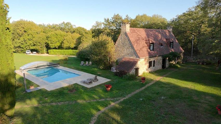 Location de vacances pour 6 personnes, avec vue ainsi que jardin et piscine, adapté aux familles à Saint-Aubin-de-Nabirat