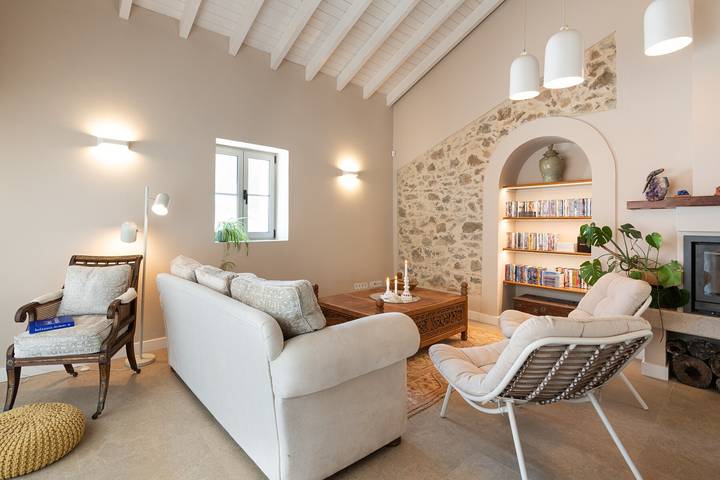 Casa de Férias 'Modern Farmhouse with Pool' com Vista para a Montanha, Wi-Fi e Ar Condicionado in Santo Estévão, Ria Formosa