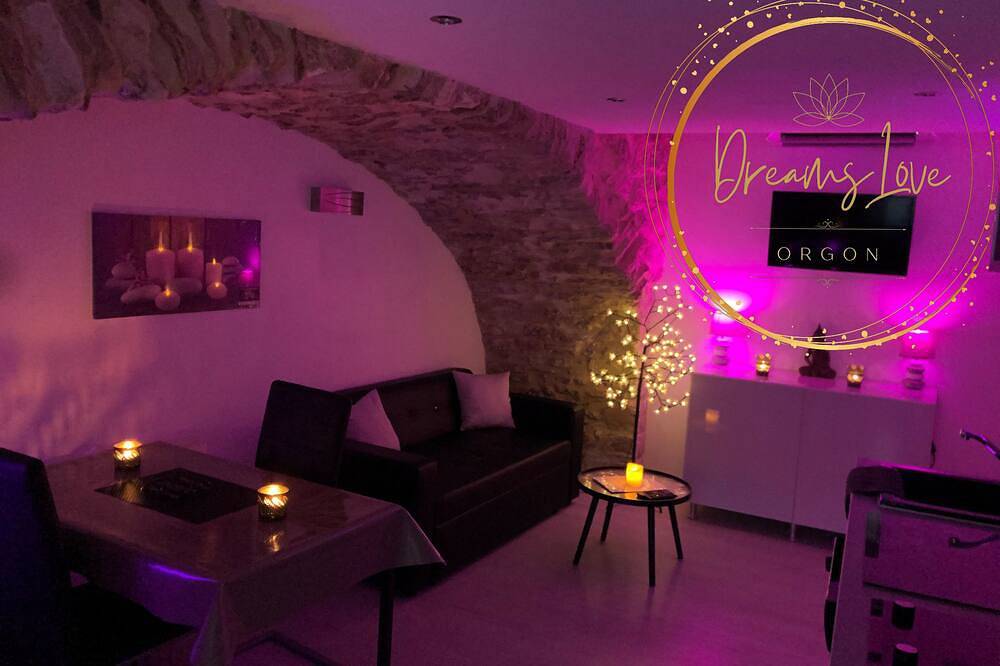 Appartement entier, Appartement Love Room avec jacuzzi et hammam privatisé lieu insolite en amoureux in Orgone, Région d'Arles