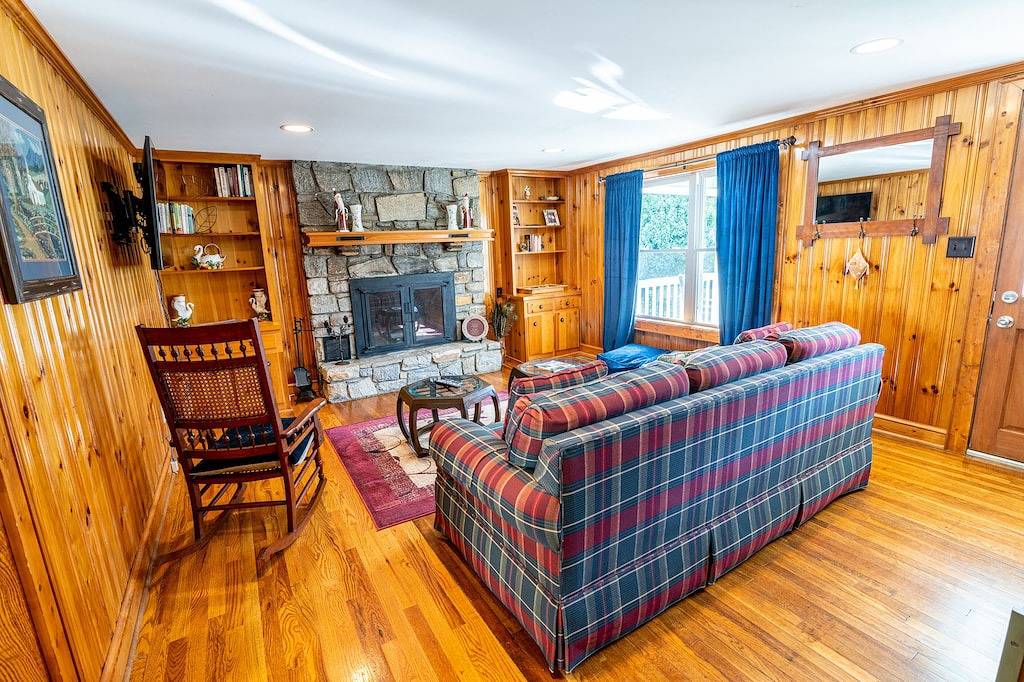 Gingerbread Hot Tub and Access to Farm Petting Zoo in Watauga Lake