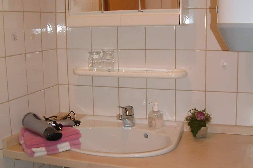 Ganze Wohnung, Ferienwohnung mit kleiner, überdachter Frühstücksterrasse in Absberg, Fränkisches Seenland