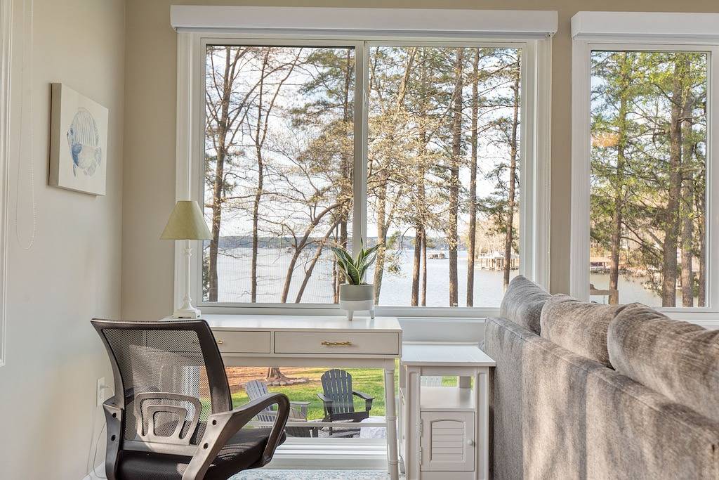 Dog Friendly, 370+ ft of Waterfront, dock access and kayaks! in Lake Gaston