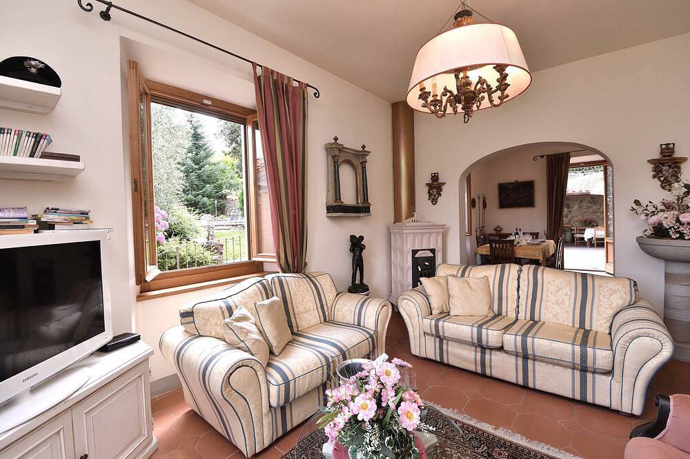 Private Tuscany Villa near Florence-Saltwater Pool, Heated Jacuzzi&Cooking Class in San Godenzo, Florenz Provinz