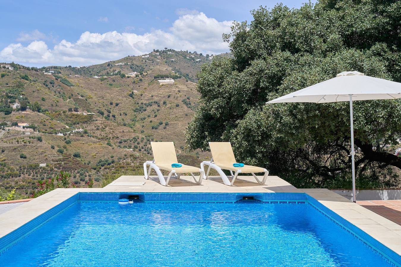 Maison de campagne 'Casa Mañana' avec vue sur la montagne, piscine privée et climatisation in Torrox, Cordillera Penibética