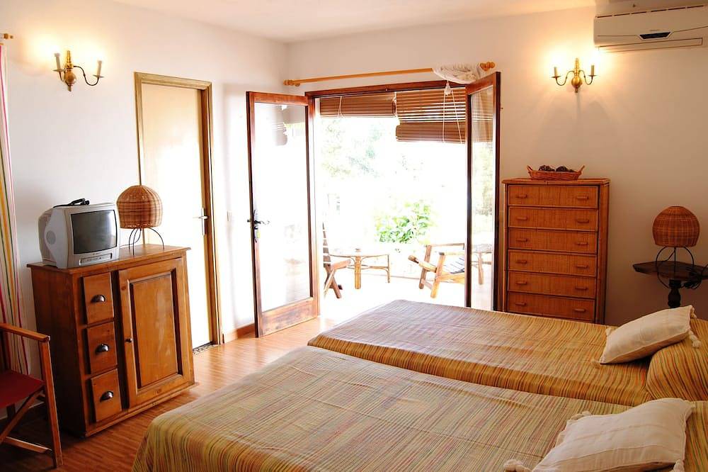 Bella villa con 3 letto con appartamento privato e piscina privata vicino alle spiagge in Cala Saladeta, Sant Antoni de Portmany