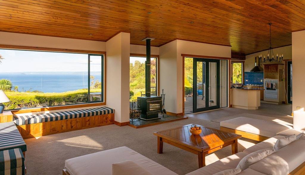 Luxury lodge with expansive views of Lake Taupo - private and quiet. in Taupo District