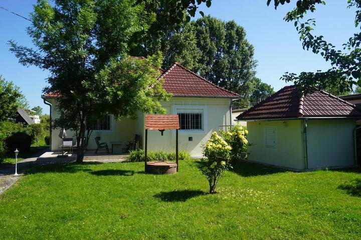 Ferienhaus für 6 Personen, mit Terrasse und Garten sowie Seeblick und Ausblick in Balatonmariafürdö