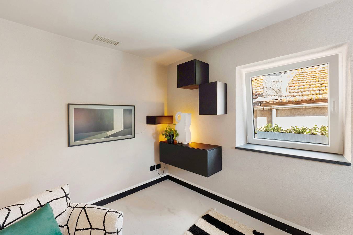 Entire apartment, Apartment 'Torri e Tramonti' with Private Terrace and Air Conditioning in Albenga, Riviera di Ponente