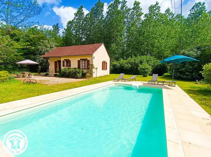 Gîte pour 6 personnes, avec piscine ainsi que terrasse et jardin