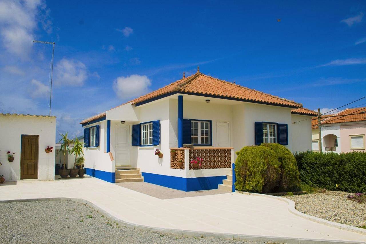 Three-Bedroom House in Atouguia da Baleia, Leiria distrito