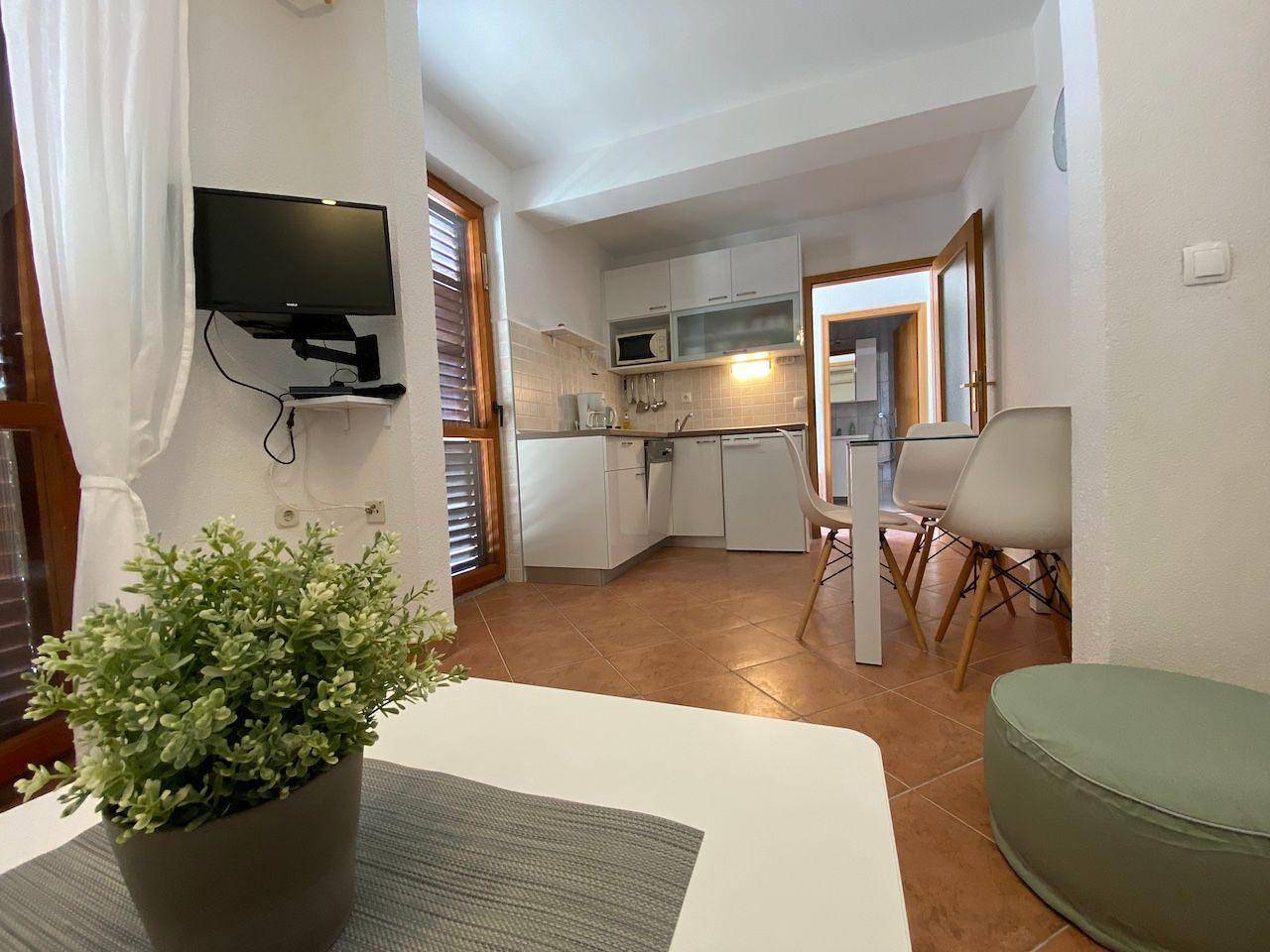 Geheel vakantieappartement, Air-conditioned apartment close to the beach in Baška Voda, Makarska Riviera
