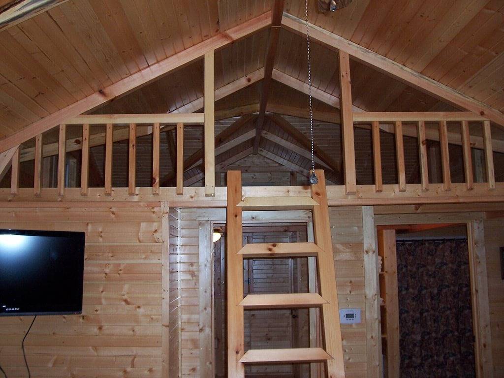 Spacious 740 sq ft Cabin w/ Deck, Fire Pit & Disc Golf — Mins from Mammoth Cave in Mammoth Cave Nationalpark