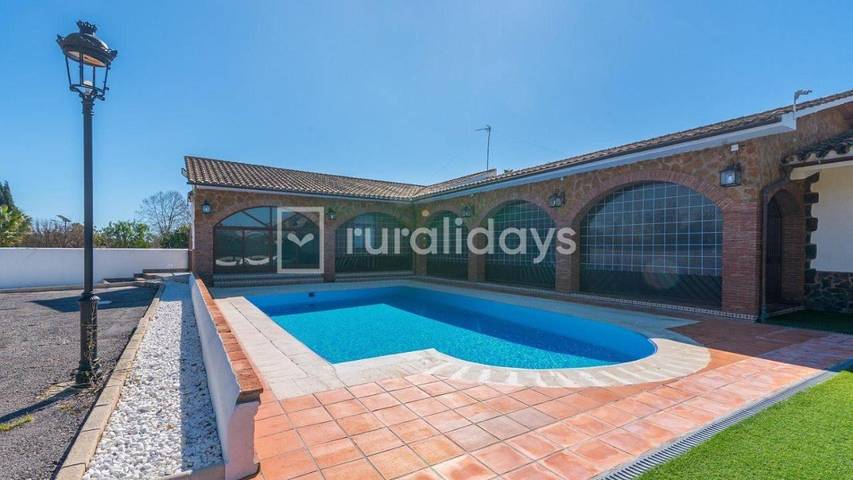 Casa rural para 16 personas, con piscina además de terraza y vistas, Se admiten mascotas en Lucena - 2