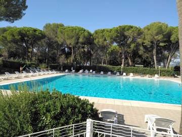 Gîte pour 4 personnes, avec vue et piscine ainsi que jardin et bassin pour enfant, animaux acceptés dans Golf et Tennis Club de Valescure