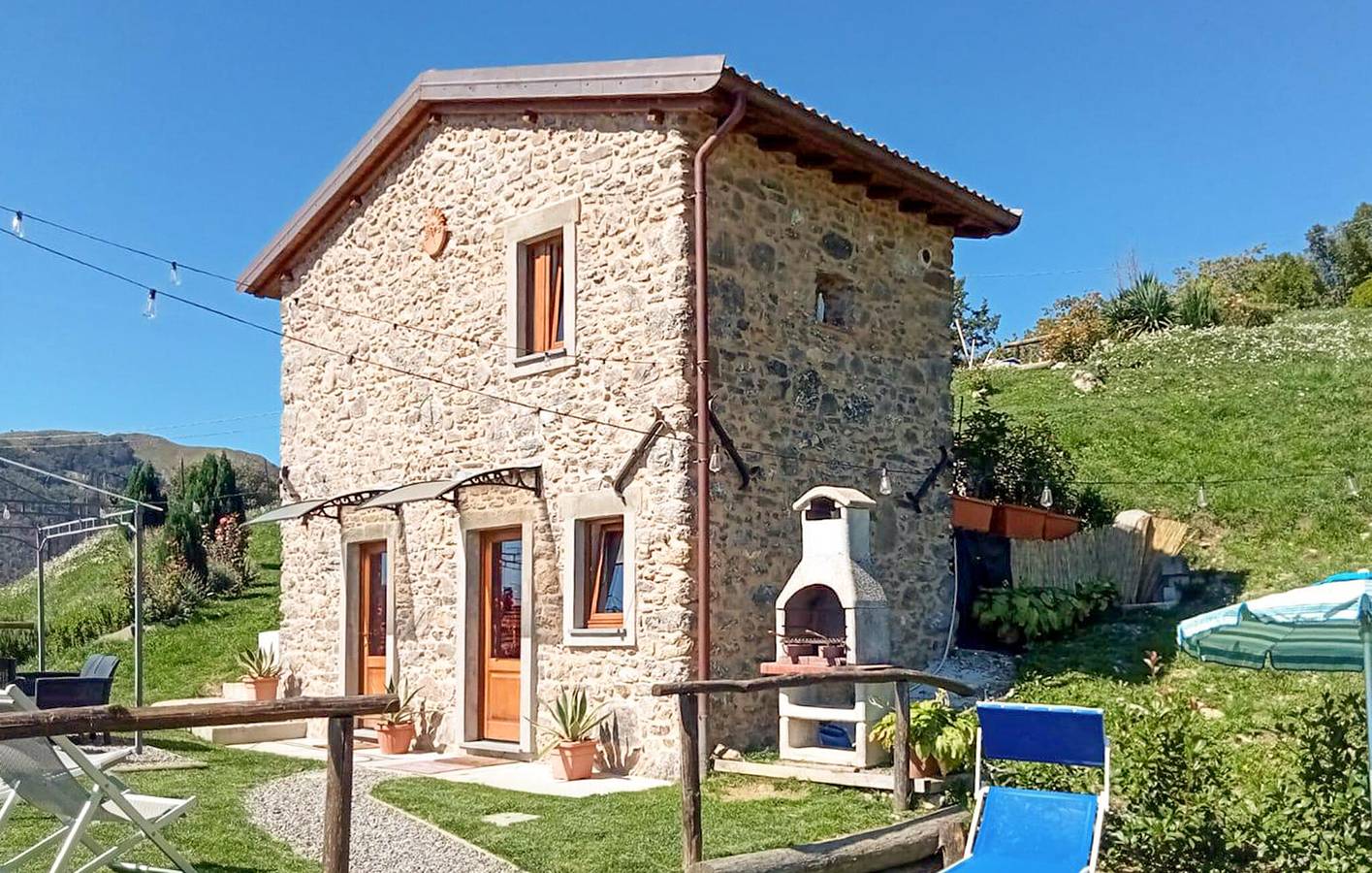 Accogliente rifugio urbano con parcheggio, giardino e WiFi in Stazzema, Riviera Toscana