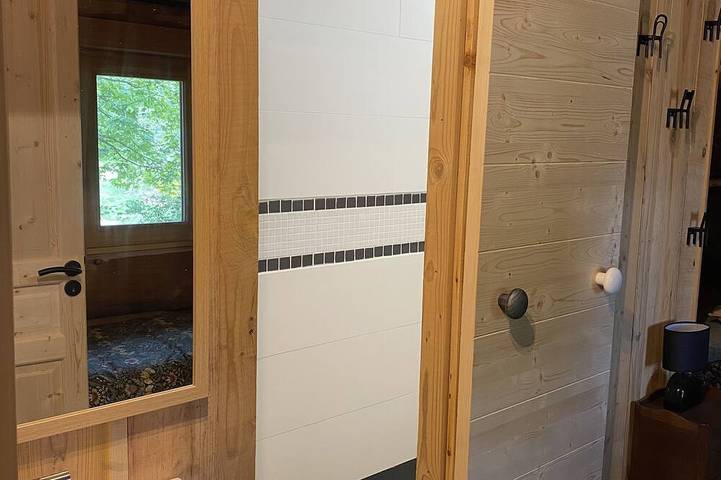 Univers du bois: Forest chalet with all comforts 2 km from town by footpath in Le Chambon-sur-Lignon, Mézenc