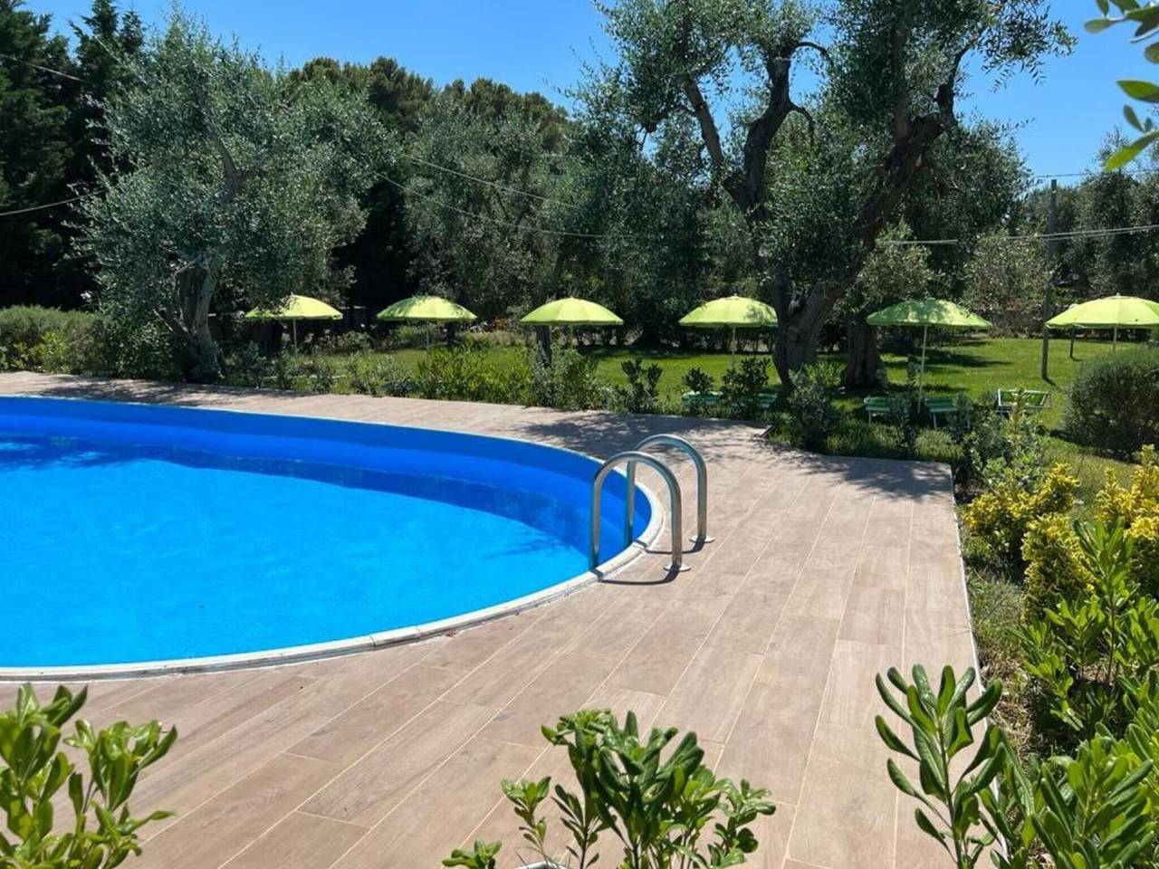 Apartamento entero, Apartamento 'Quadrupla - Villa Terra Nostra' con piscina compartida, Wi-Fi y aire acondicionado in Vieste, Gargano
