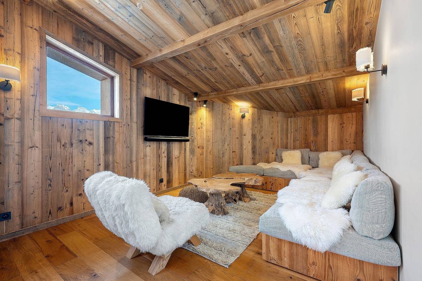 Entire apartment, Tignes Le Lac – Ski-In/Ski-Out Duplex with Chalet Ambience in Tignes, Vanoise National Park