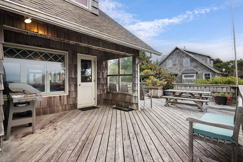 Relaxing Beach Vibes on Quiet Ridge w/ Fireplace and Private Deck, Walk to Beach and Close to Golf in Gearhart, Clatsop County