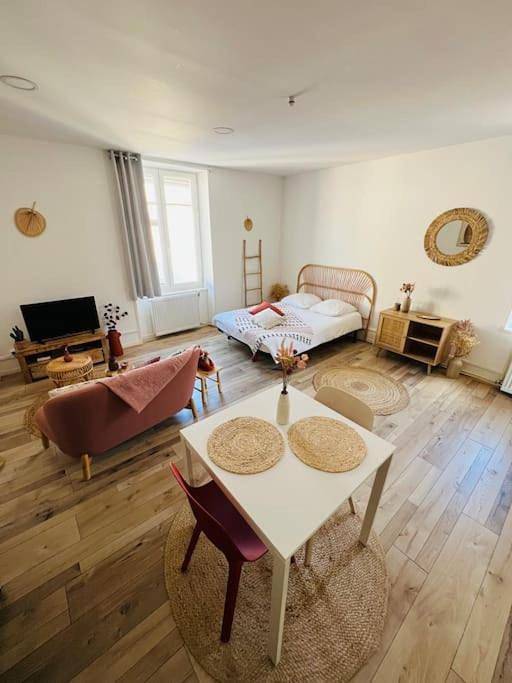 Appartement entier, One-Bedroom Apartment in Luxeuil-les-Bains, Haute-Saône