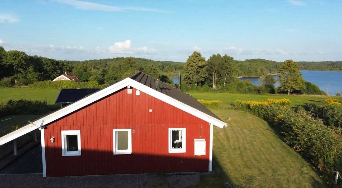 Hus Kalvsjö – Swedish House with Lake View in Kalv, Västergötland in Västergötland
