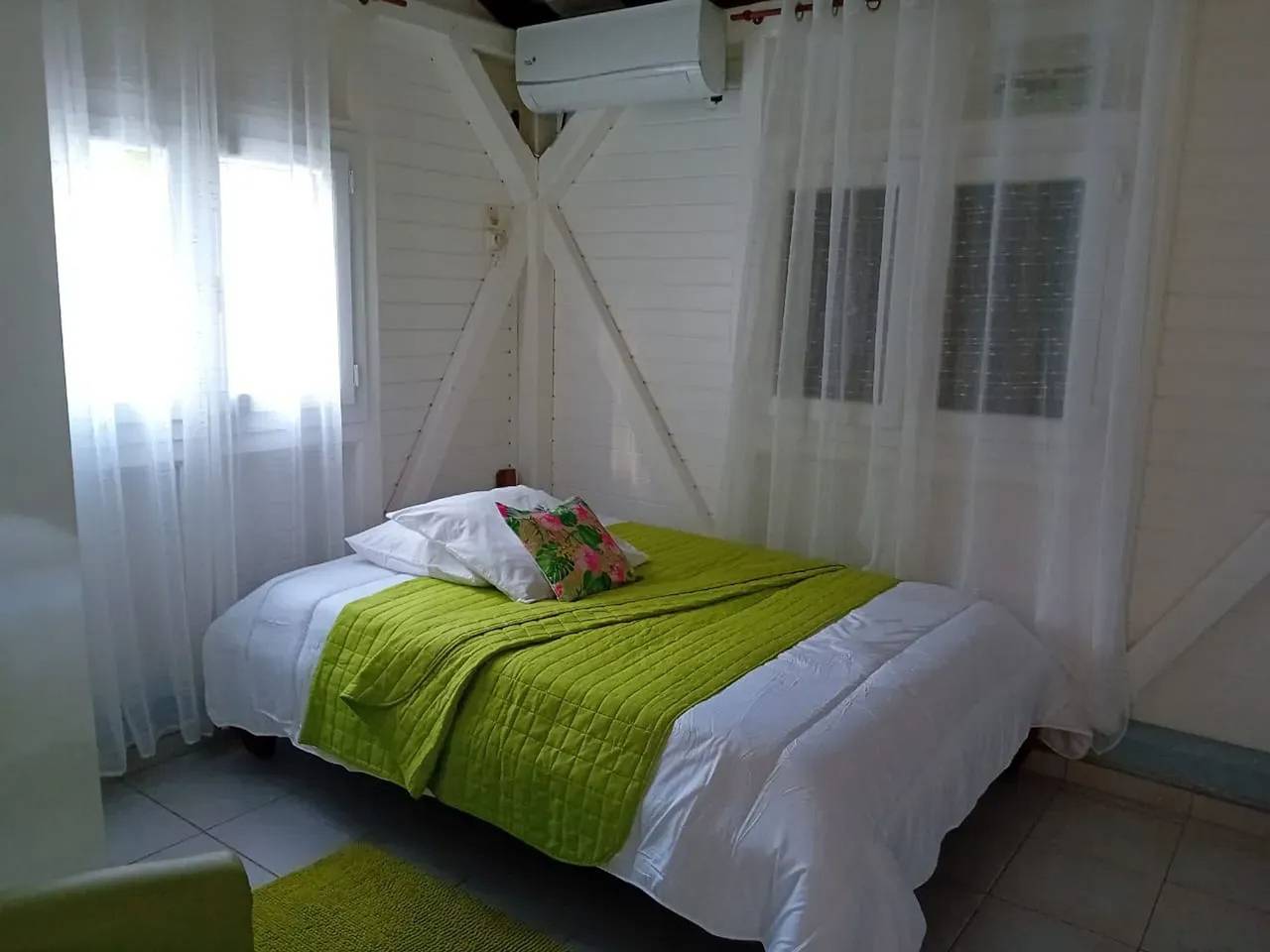 Acogedor Bungalow con Vista al Jardín en Les Abymes in Les Abymes, Guadalupe