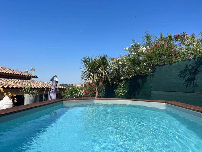Ferienwohnung für 3 Personen, mit Terrasse und Garten sowie Pool und Ausblick