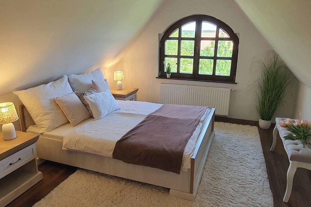 Villa a Balaton-Felvidéken, ahol jakuzziban gyönyörködhet a tó panorámájában in Vászoly, Balatonfüredi járás