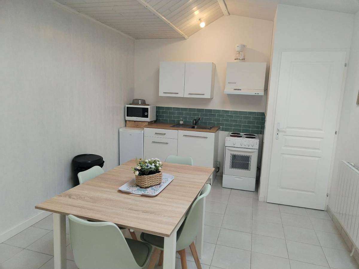 Studio entier et parking privé in La Chevrolière, Région de Nantes