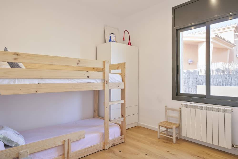 Preciosa casa en el Maresme con jardín in Urbanizacion Montcabrer, Cabrils